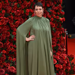 olivia-colman-voelt-zich-een-soort-van-non-binair.jpg