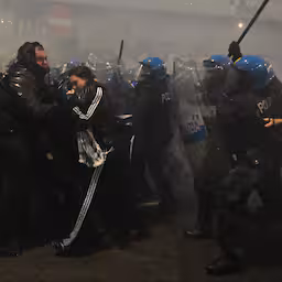 rellen-bij-protest-in-milaan-tegen-winterspelen-politie-bekogeld-met-vuurwerk.jpg