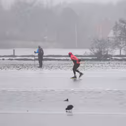schaatsers-rijden-tussen-wakken-en-meerkoeten-op-paterswoldsemeer.jpg