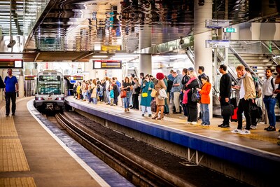 serie-afgekocht-adr-grote-drukte-op-het-perron-van-de-randstadrail-op-rotterdam-centraal-station-de.jpeg