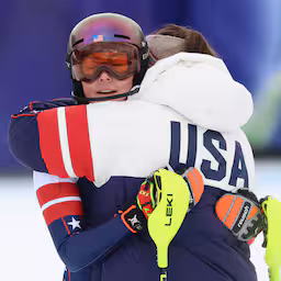 skivedette-shiffrin-laat-het-afweten-en-grijpt-naast-medaille-met-jeugdvriendin.jpg