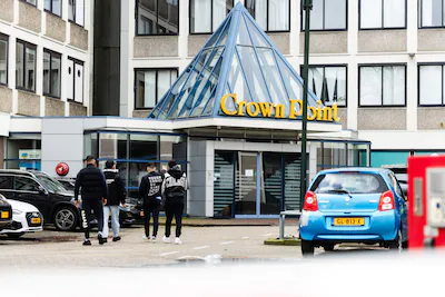 uit-oekraine-gevluchte-mensen-bij-het-gebouw-crownpoint-aan-de-spuiboulevard.webp