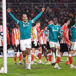 virgil-van-dijk-kopt-liverpool-en-arne-slot-naar-broodnodige-zege-bij-sunderland.jpg
