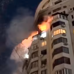 vlammen-slaan-uit-appartement-in-kyiv-na-aanval.jpg